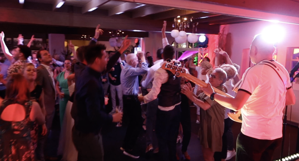 bruiloft band huren entertaint het publiek op een gala.